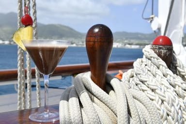 life-onboard-tropicalbar-