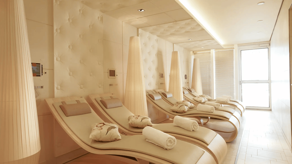 Tepidarium and relaxation area with loungers